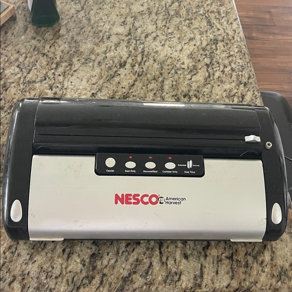 NESCO VS-02 Vacuum Sealer Machine /Food Starter Kit with Automatic Shut-Off - Picture 3 of 10